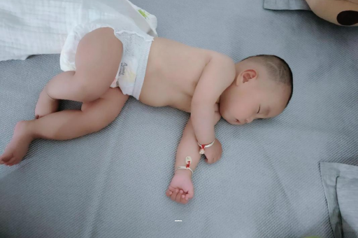 天津宝宝脚心出汗怎么回事